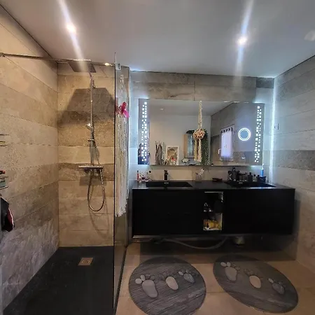 4-bedroom House, 2 Bathrooms, Swimming Pool, Eurexpo Villa *