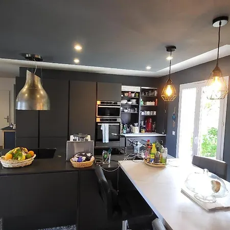 4-bedroom House, 2 Bathrooms, Swimming Pool, Eurexpo Villa