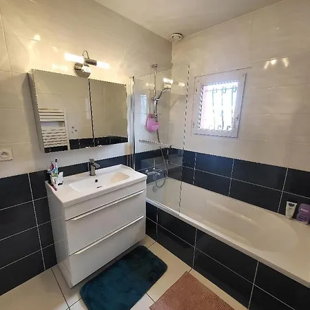4-bedroom House, 2 Bathrooms, Swimming Pool, Eurexpo Chassieu