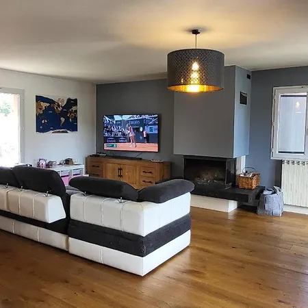 Villa 4-bedroom House, 2 Bathrooms, Swimming Pool, Eurexpo *