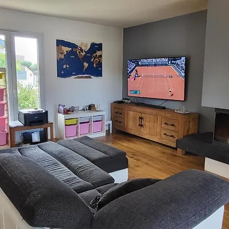 Villa 4-bedroom House, 2 Bathrooms, Swimming Pool, Eurexpo