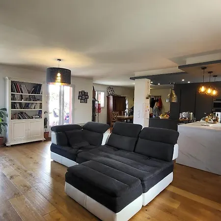 4-bedroom House, 2 Bathrooms, Swimming Pool, Eurexpo Chassieu