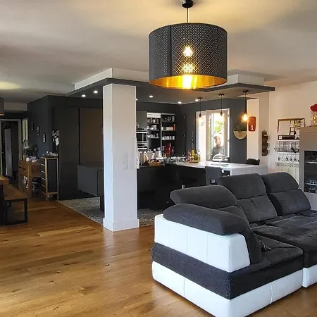 4-bedroom House, 2 Bathrooms, Swimming Pool, Eurexpo Villa Chassieu