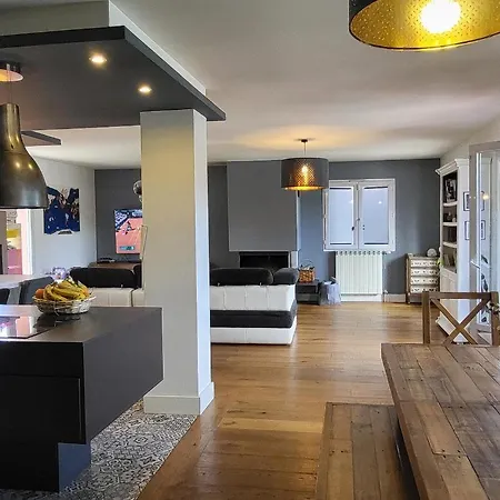 Villa 4-bedroom House, 2 Bathrooms, Swimming Pool, Eurexpo