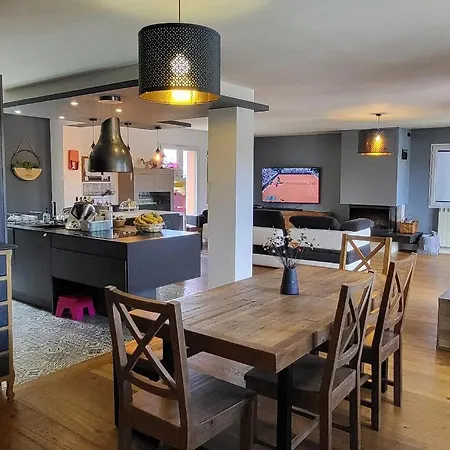 4-bedroom House, 2 Bathrooms, Swimming Pool, Eurexpo Chassieu