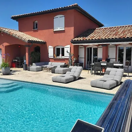 Villa 4-bedroom House, 2 Bathrooms, Swimming Pool, Eurexpo *
