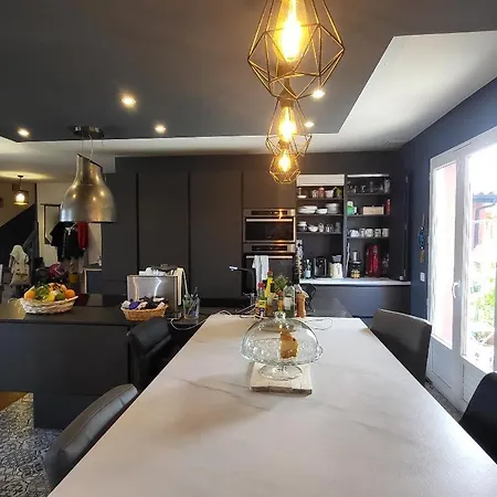Villa 4-bedroom House, 2 Bathrooms, Swimming Pool, Eurexpo