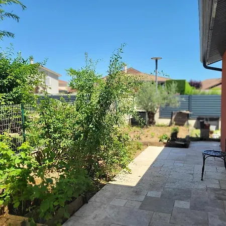 4-bedroom House, 2 Bathrooms, Swimming Pool, Eurexpo Villa Chassieu
